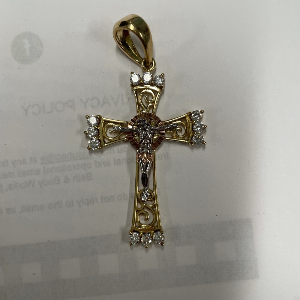 10 KT CROSS PENDANT WITH CUBIC ZIRCONIA STONES